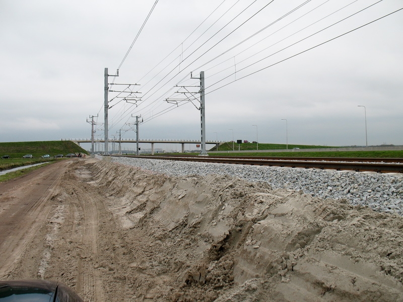 We reden met auto's langs de Hanzelijn en de N50.
