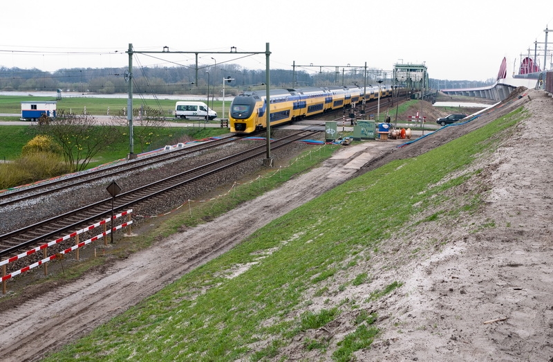 VIRM bij de overweg van de Geldersedijk te Hattem.
