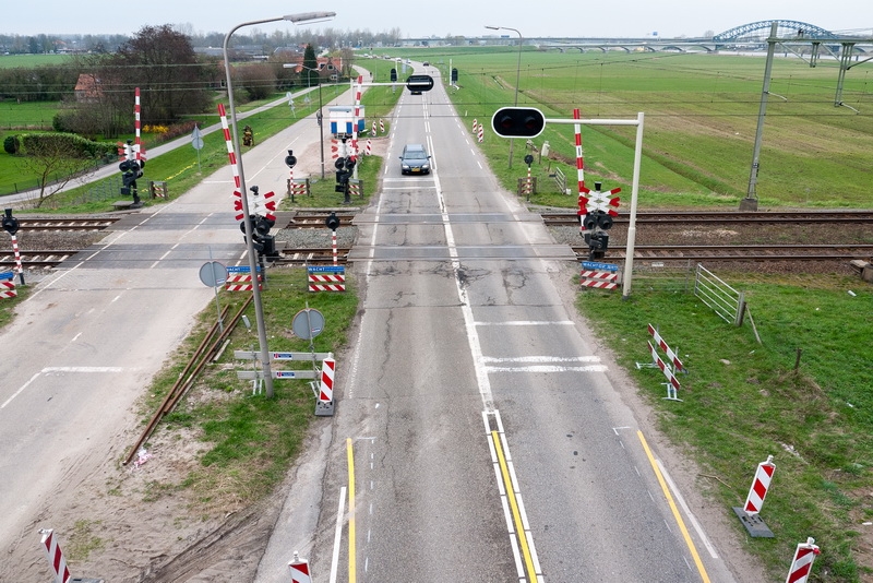 Overweg Geldersedijk te Hattem. Deze overweg zal verdwijnen bij de opening van de nieuwe IJsselbrug.
